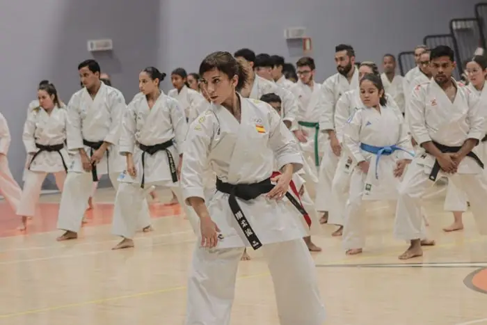 Sandra Sánchez dirigiendo la clase frente a los participantes
