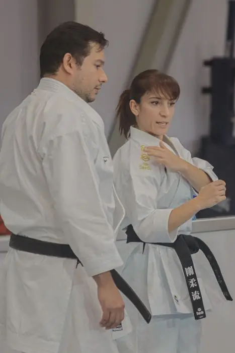 Sandra Sánchez explicando una técnica a un participante