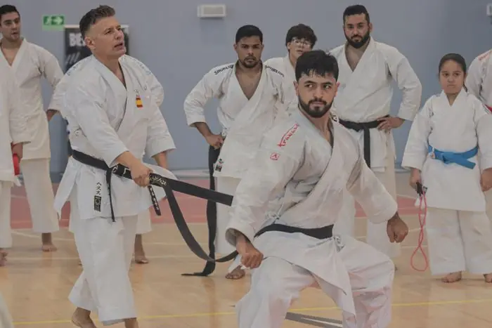 Jesús del Moral aplicando resistencia con el cinturón a un atleta