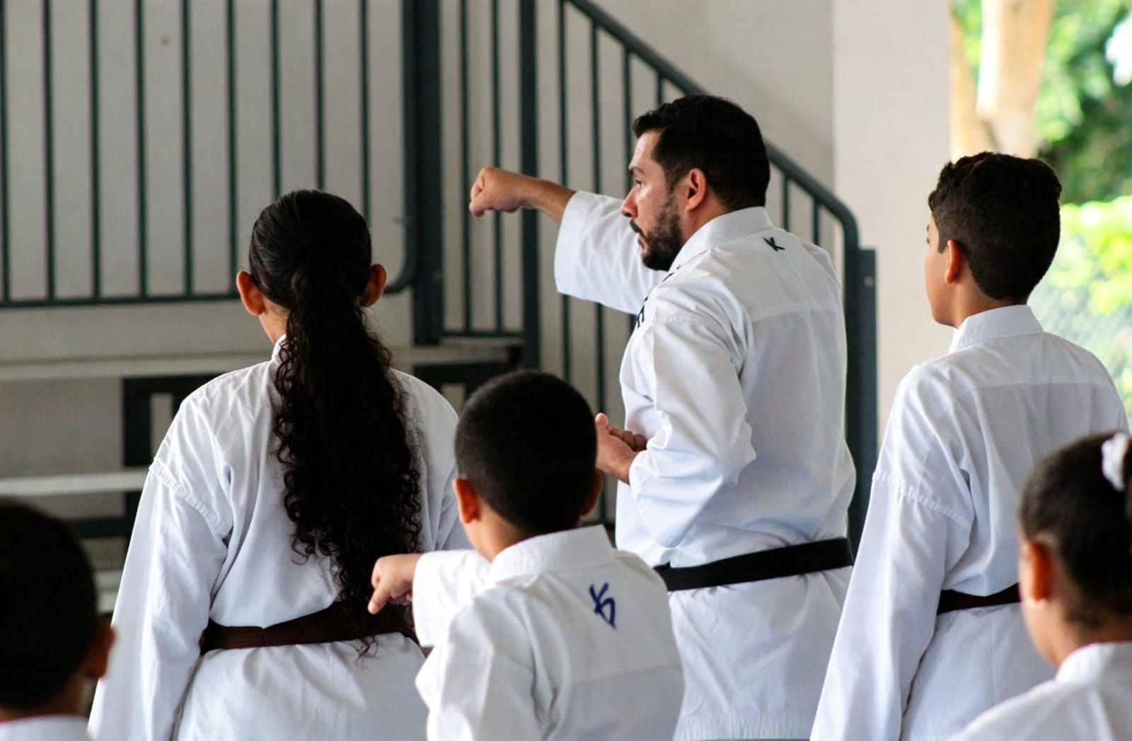 Clase General OGKK Panamá 2026: alumnos atentos a la explicación