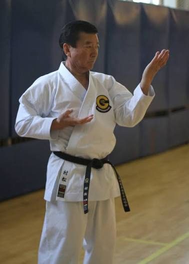 Sensei Masataka Muramatsu en postura de kata