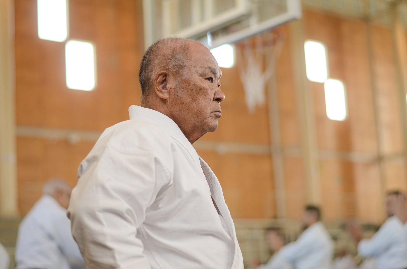 Maestro de Okinawa observando el entrenamiento