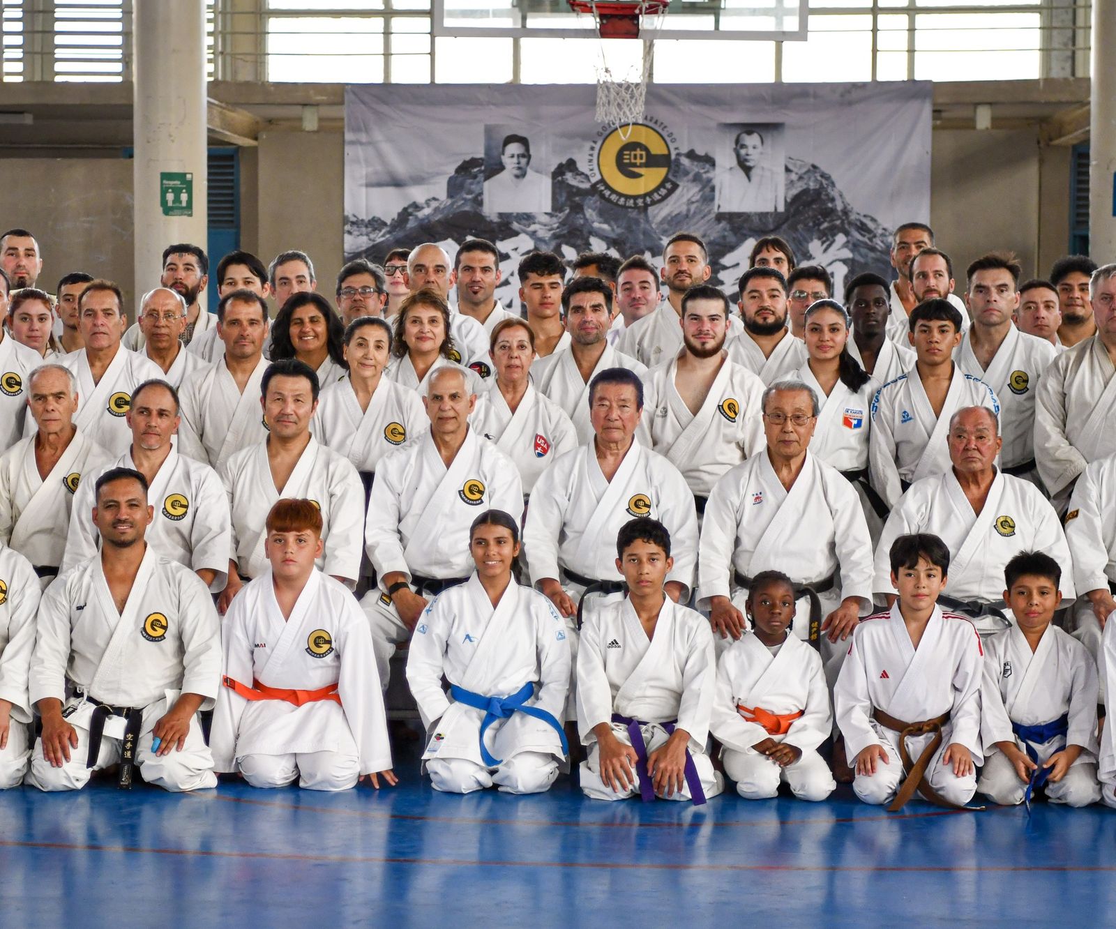 Foto grupal con los maestros de Okinawa