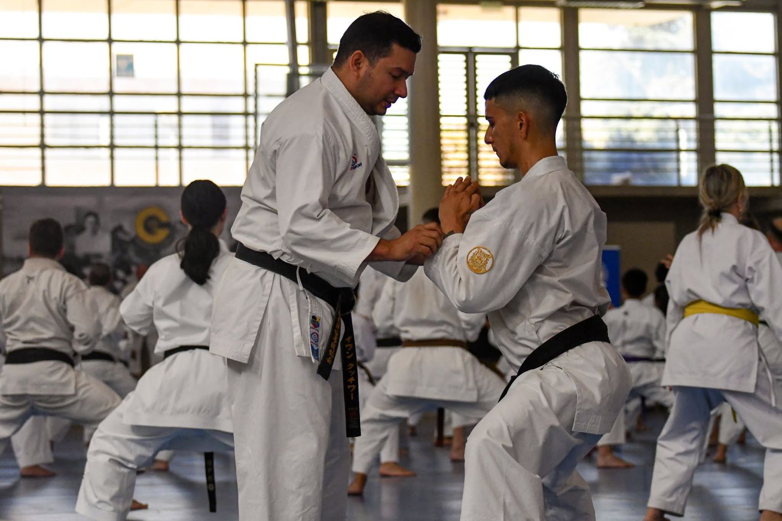 Sensei Iván Kuchler corrigiendo la técnica de un participante